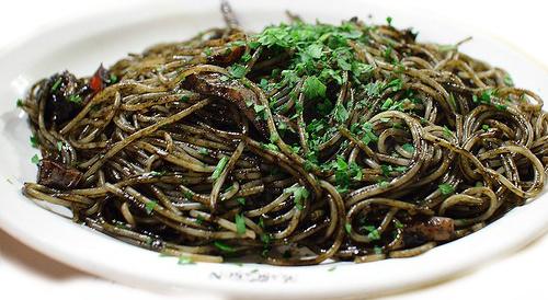 Spaghetti con nero di seppia e pomodorini