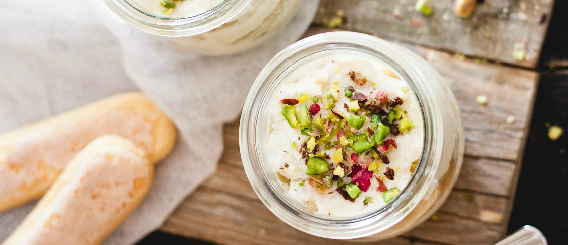 Dessert con ricotta e pistacchio di Bronte. Un dessert a base di prodotti siciliani del dessert con ricotta e pistacchio di Bronte.