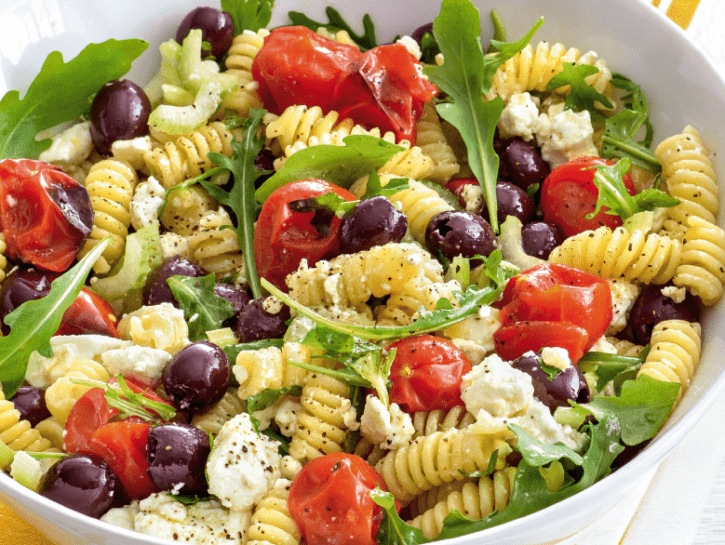 Insalata di pasta con pomodorini, mozzarella, olive e rucola.