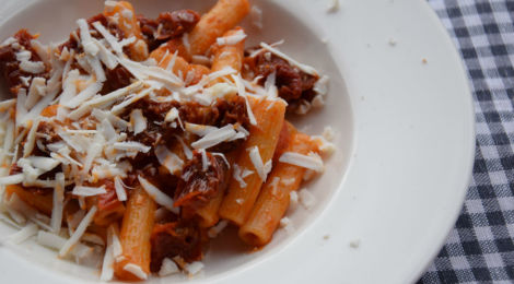 Pasta con pomodori secchi e ricotta salata